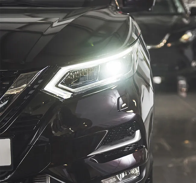 Farol de carro aceso