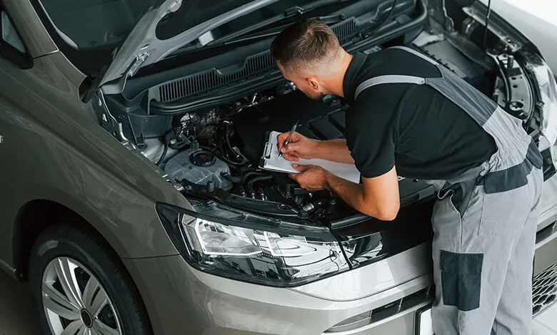 Mecânico avaliando o motor de um carro